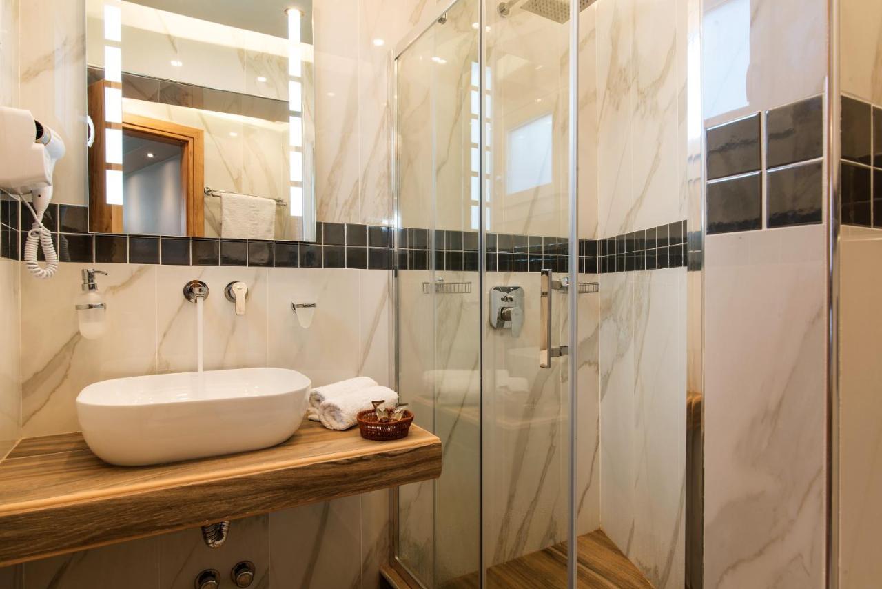 Angelica'S Deluxe Rooms In Adamas Exterior photo